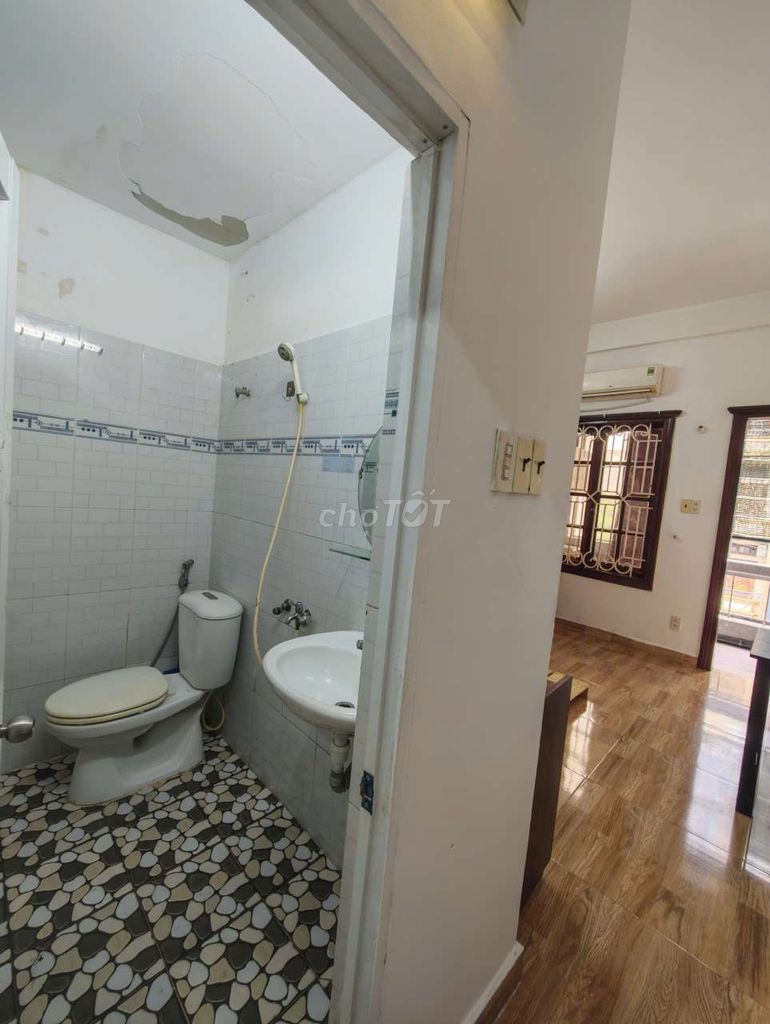 Phòng 2tr8 có máy lạnh, nội thất 