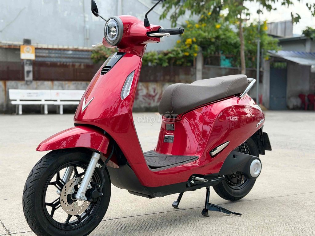 Красный электрический скутер VinFast Evo Lite Neo 2026, 1500 км