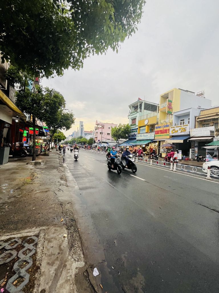 Nhà chot huê mặt tiền đường Nguyễn sơn 4,5x12m 2L