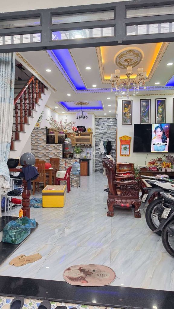 nhà lầu hoàn công gần chợ xóm nghèo