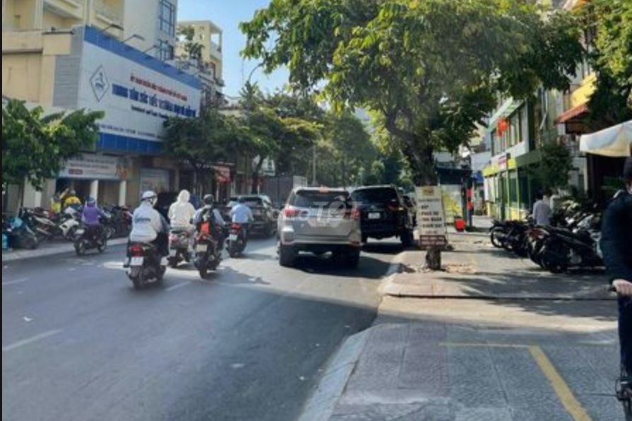 Cho thuê nguyên căn mặt tiền Đinh Tiên Hoàng, Quận 1, ngay cầu Bông