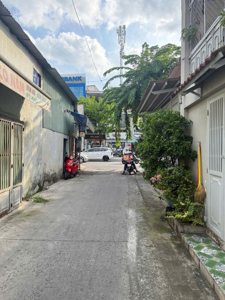 Дом в переулке Chánh Hưng, 4х17.14м, 69.3м2, переулок для авто рядом с Pham Hung
