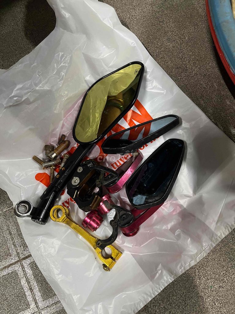 Dư 3 cái kính xe ko xài. Mua bán Phụ tùng xe tại Thành phố Thủ Dầu Một Bình Dương được đăng bởi Shop Nam Phong hình 1