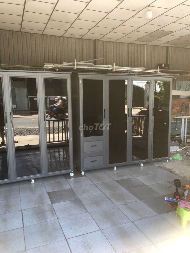 Tủ trưng bày Nhôm kính Xám có bánh xe. Mua bán Tủ, kệ gia đình tại Huyện Châu Thành Long An được đăng bởi Nguyễn Tấn Đức hình 1