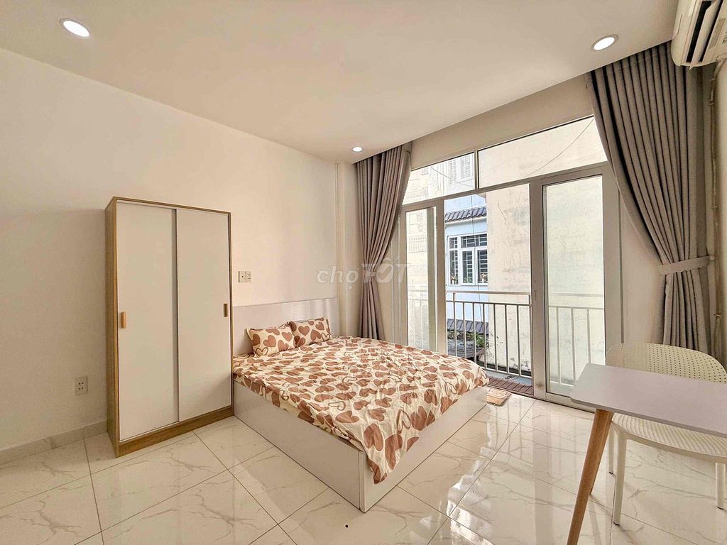 Cho thuê phòng trọ balcony mới 100% ngay ĐH Văn Lang - chợ Bà Chiểu
