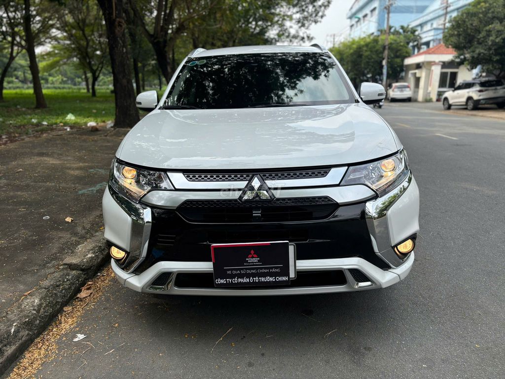 Bán Outlander CVT trắng 2022 odo 43,142km còn giảm