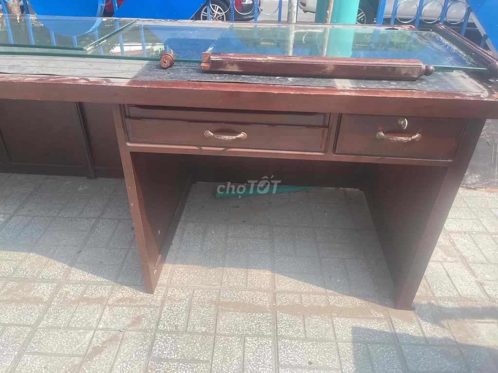 Bàn làm việc gỗ nâu 2m2x1m. Mua bán Bàn ghế tại Quận 10 Tp Hồ Chí Minh được đăng bởi Lê Hùng Vương hình 1
