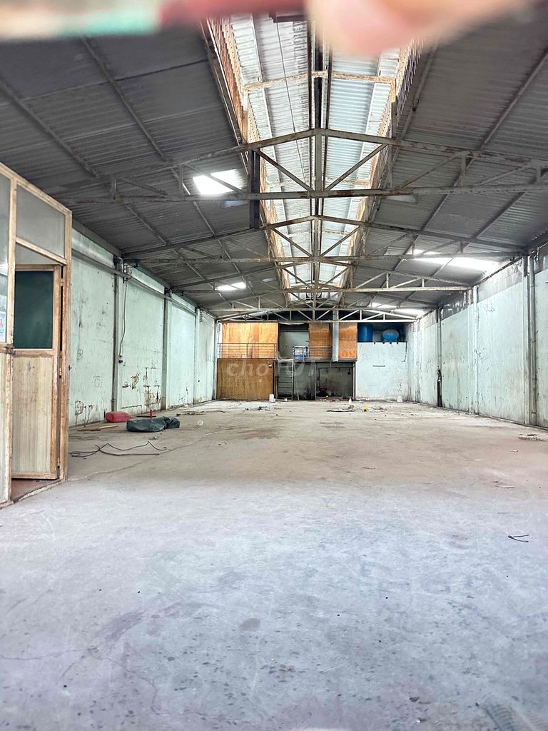 Cho Thuê Nhà  Kho Xưởng..Đường 7m Thông  XE tải..Gần LVK.HT.Dt:10x30m