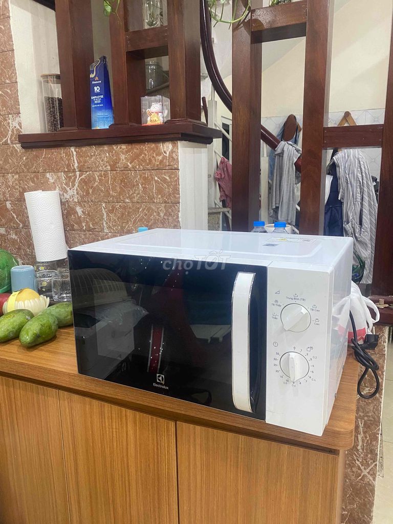 Lò vi sóng Electrolux rất mới 99%. Mua bán Bếp, lò, đồ điện nhà bếp tại Quận Long Biên Hà Nội được đăng bởi Nguyễn Dũng hình 1