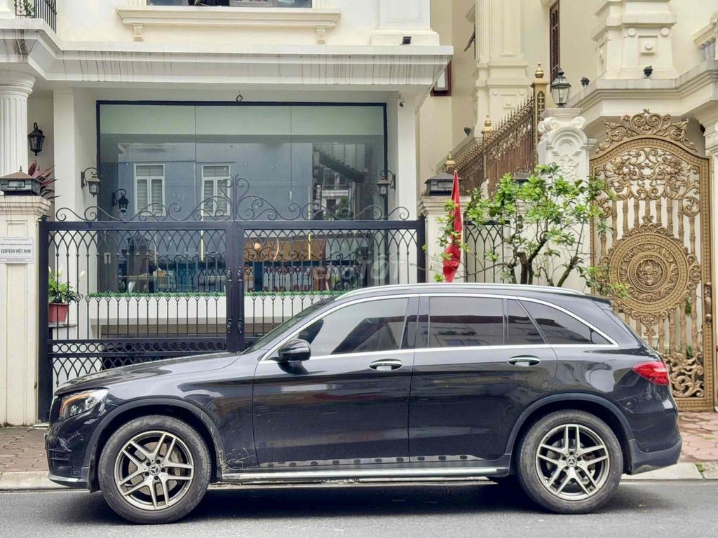 Mercedes Benz GLC300 4Matic sx 2018 đen/kem