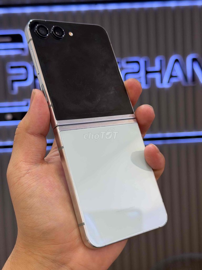 Samsung Galaxy Z Flip5 256GB Việt Nam Đã sử dụng. Mua bán Điện thoại tại Quận 3 Tp Hồ Chí Minh được đăng bởi Phone2Hand hình 1