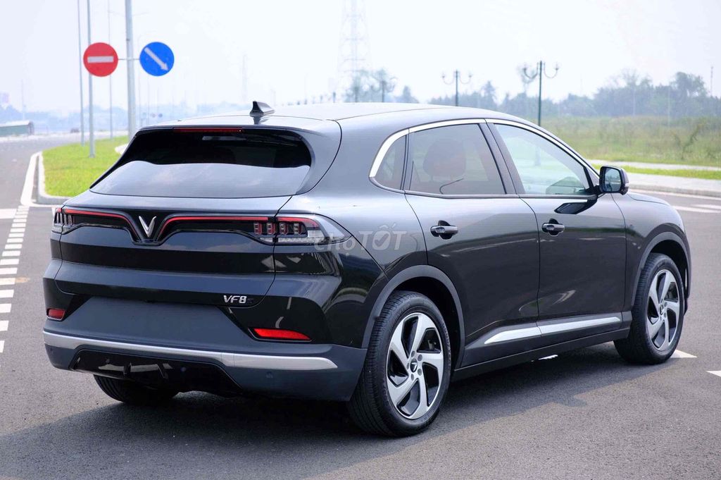 Xe điện Vinfast VF8 Eco 2024 Đen. Mua bán Ô tô tại Thành phố Thủ Đức Tp Hồ Chí Minh được đăng bởi Huỳnh Chí Thông hình 5