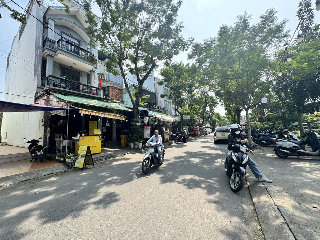 Bán nhà MT cổng đại học Văn Lang, 5x20m, đang KD cafe