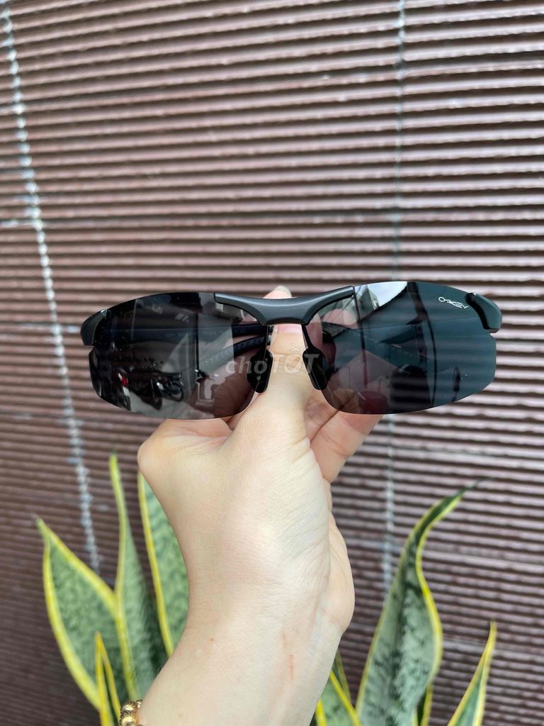 Kính râm thể thao Oakley Xám. Mua bán Phụ kiện thời trang khác tại Quận Hải Châu Đà Nẵng được đăng bởi Khánh Huyền hình 1