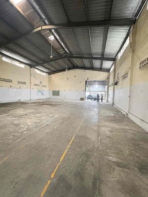 KHO NGAY MT ĐƯỜNG, Xe cont ra vào. Pccc đầy đủ.