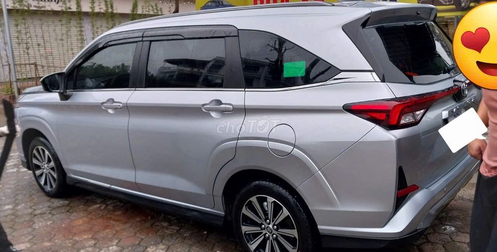 Toyota Veloz 2022, серебристый, 18 000 км