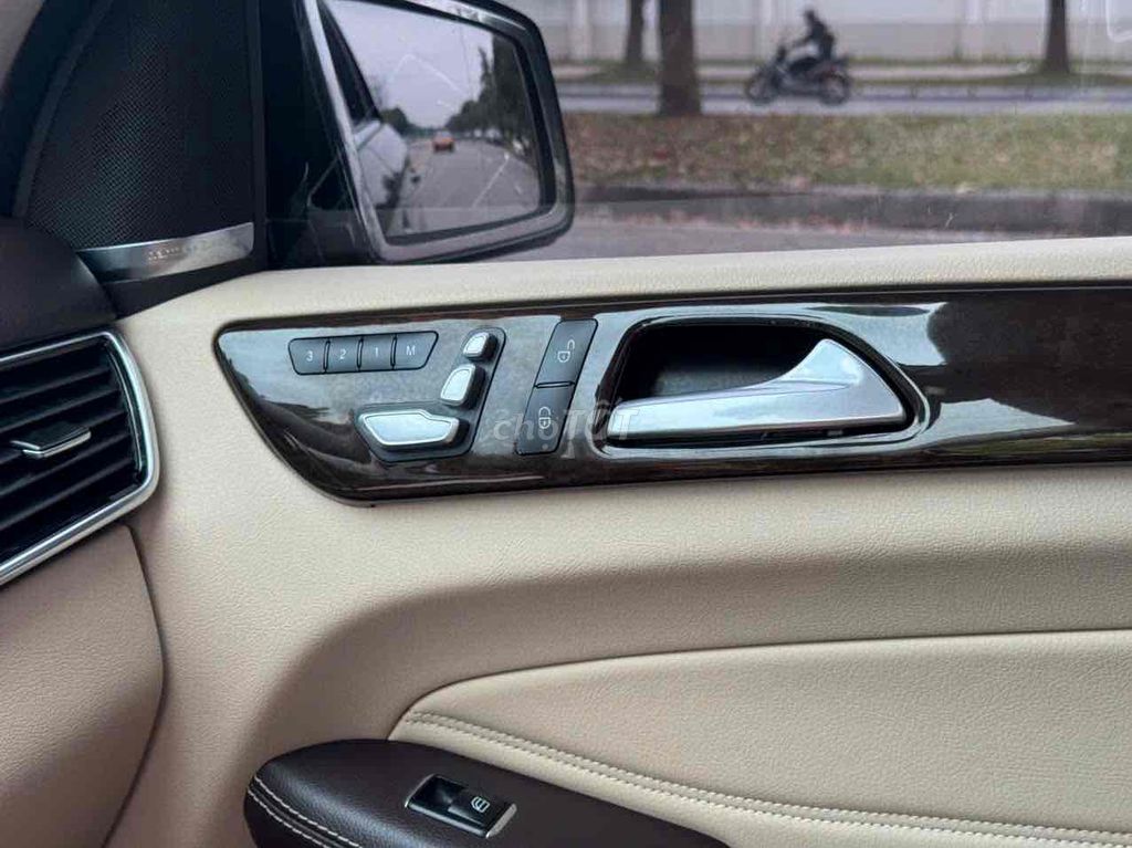 Mercedes Benz GLE 400 4Matic đen/kem 2016. Mua bán Ô tô tại Quận Long Biên Hà Nội được đăng bởi Trang Gala hình 16