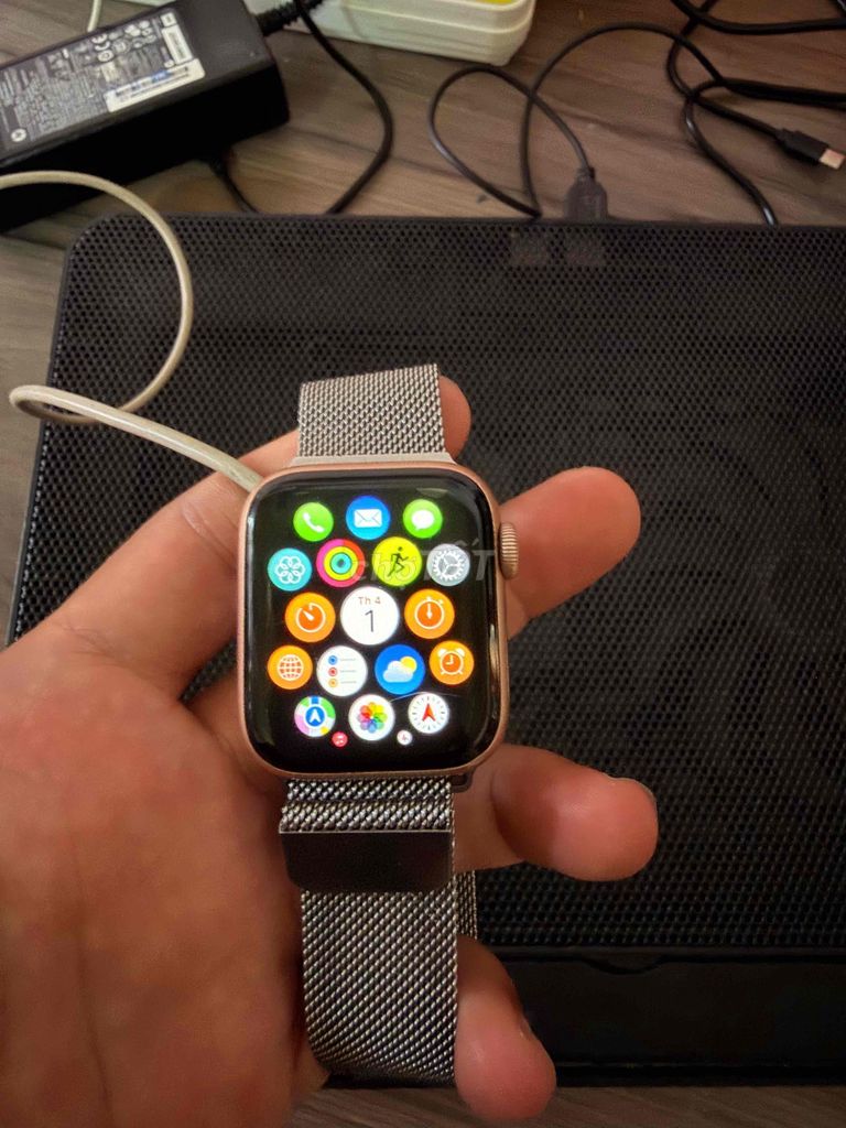 Apple Watch Series 5 40mm Vàng hồng. Mua bán Thiết bị đeo thông minh tại Quận 12 Tp Hồ Chí Minh được đăng bởi Thanh Hải hình 1