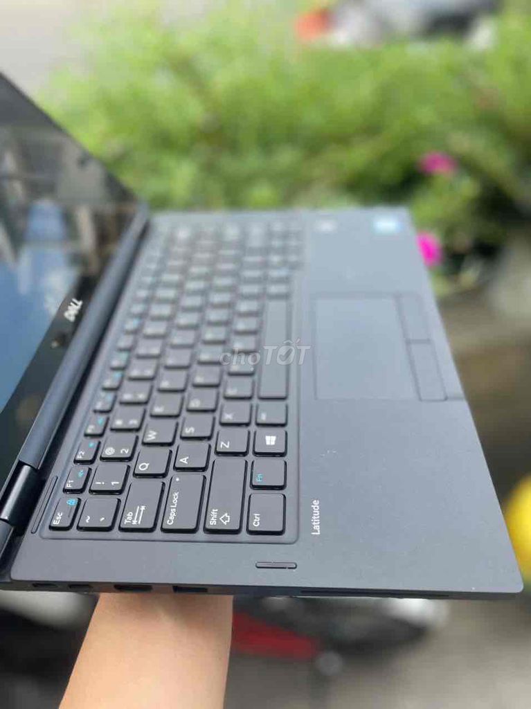 Em có con máy latitude 7390 không dùng tới cần pas