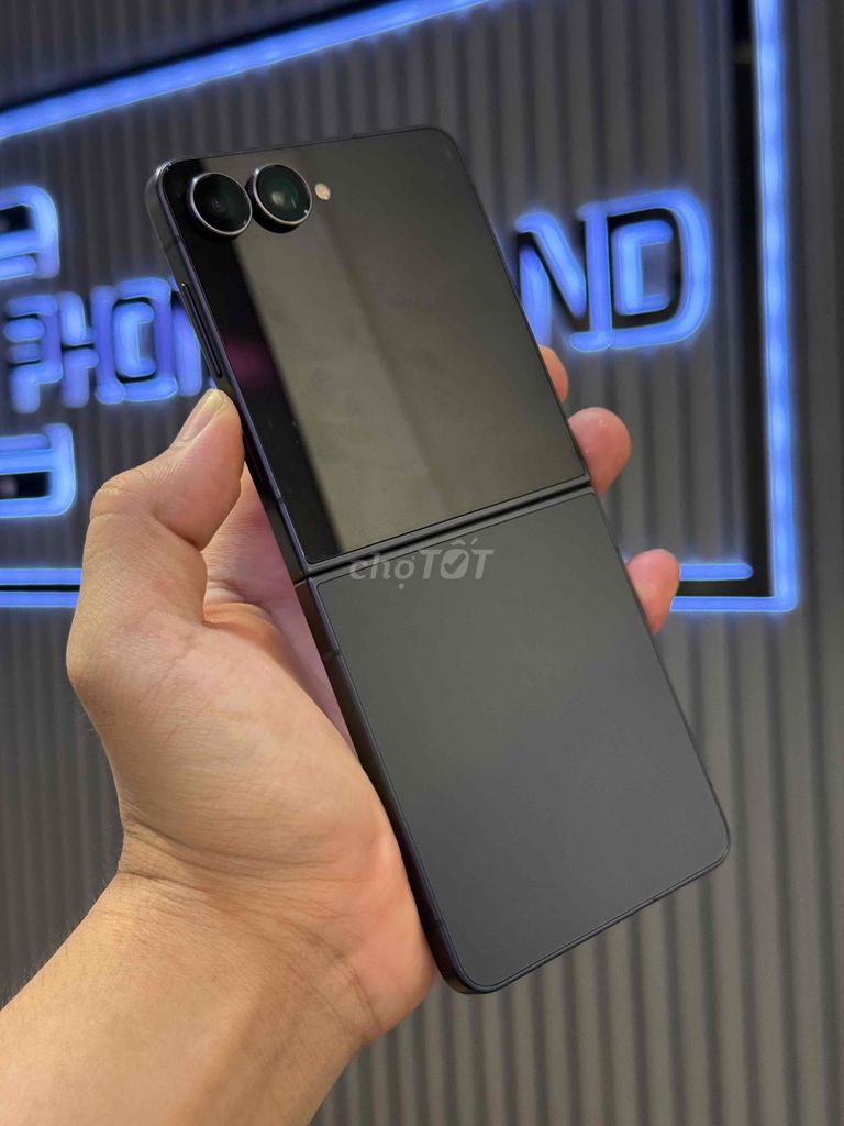Samsung Z Flip 7 512GB Đen Titan 98.5%. Mua bán Điện thoại tại Quận 3 Tp Hồ Chí Minh được đăng bởi Phone2Hand hình 1