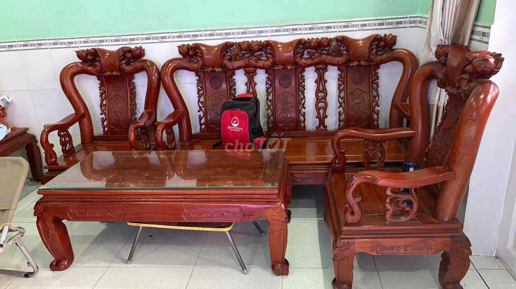 Bộ bàn ghế gỗ chạm khắc Nâu đỏ. Mua bán Bàn ghế tại Thành phố Thuận An Bình Dương được đăng bởi Kim tuyến hình 1