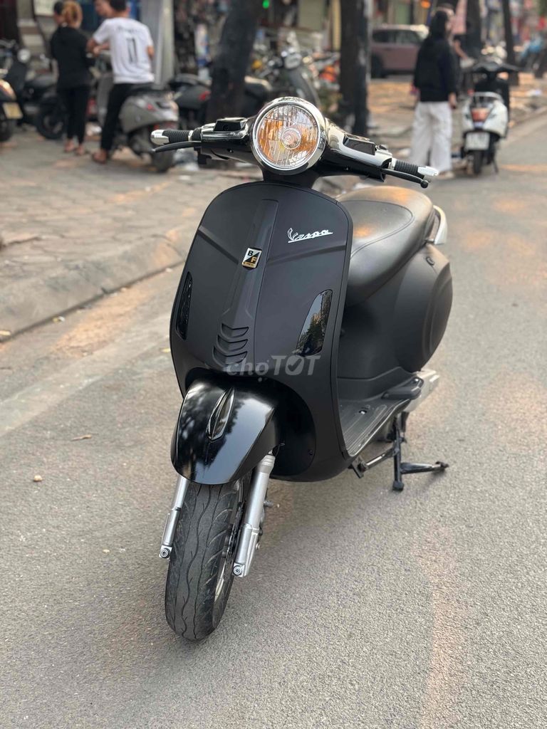 Vespa đen nhám đủ phụ kiện, có trả góp