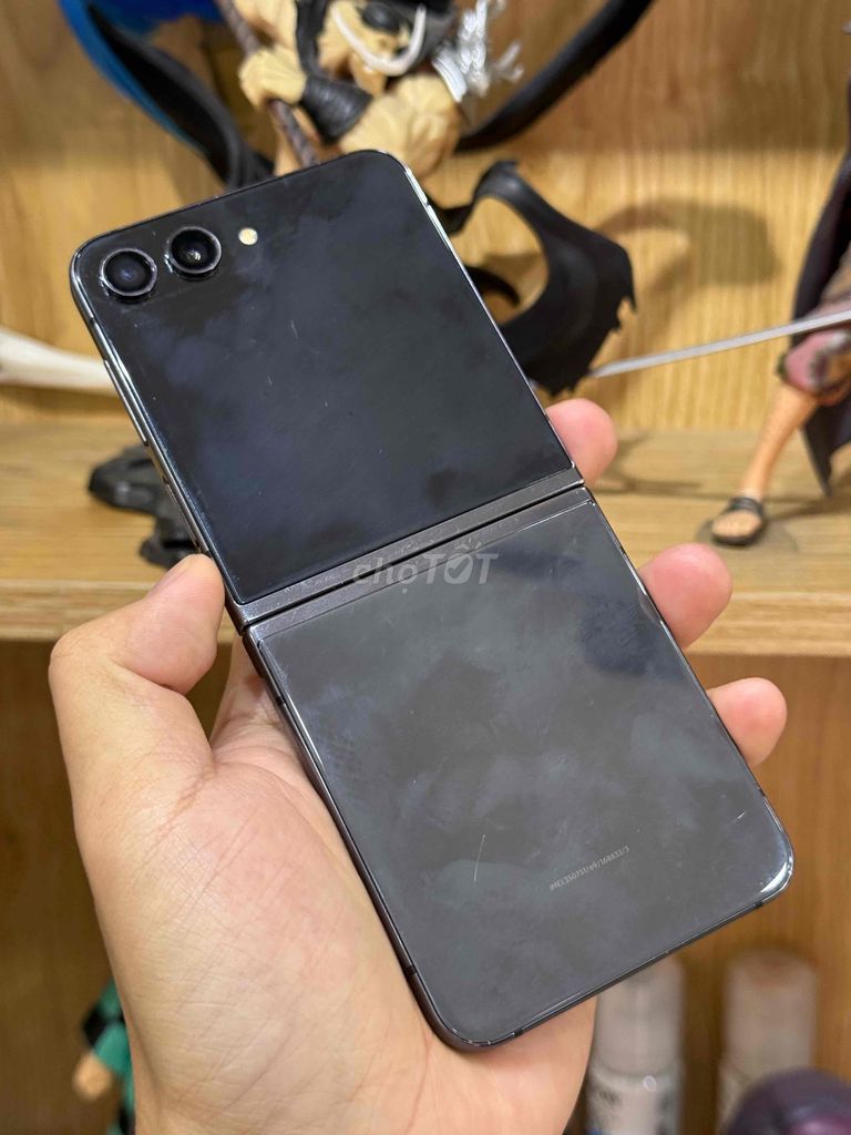 Samsung Z Flip5 512GB Đen trải nghiệm. Mua bán Điện thoại tại Quận 10 Tp Hồ Chí Minh được đăng bởi Hậu Lưu hình 1