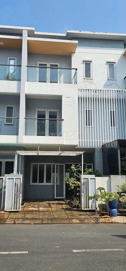 Bán nhà Mega Village Khang Điền, hiện trạng thô, 75m2, xây 3 tầng