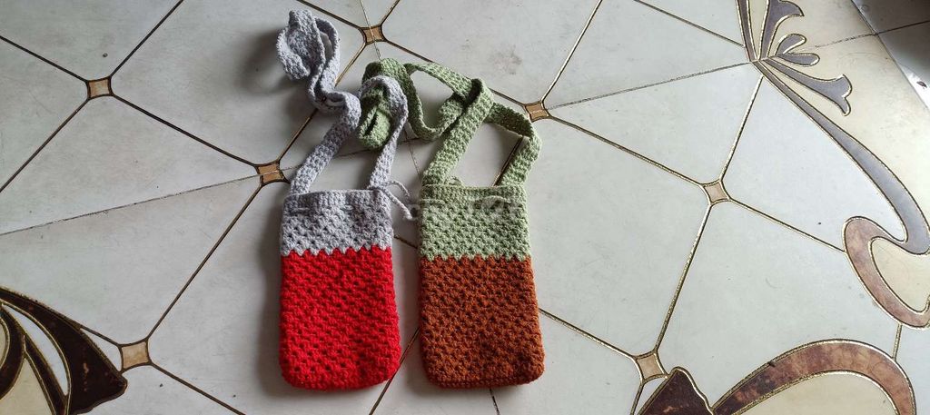 Túi đựng điện thoại Len móc tay . Mua bán Phụ kiện thời trang khác tại Huyện Bình Chánh Tp Hồ Chí Minh được đăng bởi PHUONG KIM hình 1