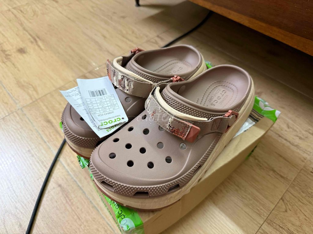 Dép Crocs Clog Hiker Exscape Nâu M8W10 Mới 100%. Mua bán Giày dép tại Quận Phú Nhuận Tp Hồ Chí Minh được đăng bởi Nguyễn Tuấn Anh hình 1