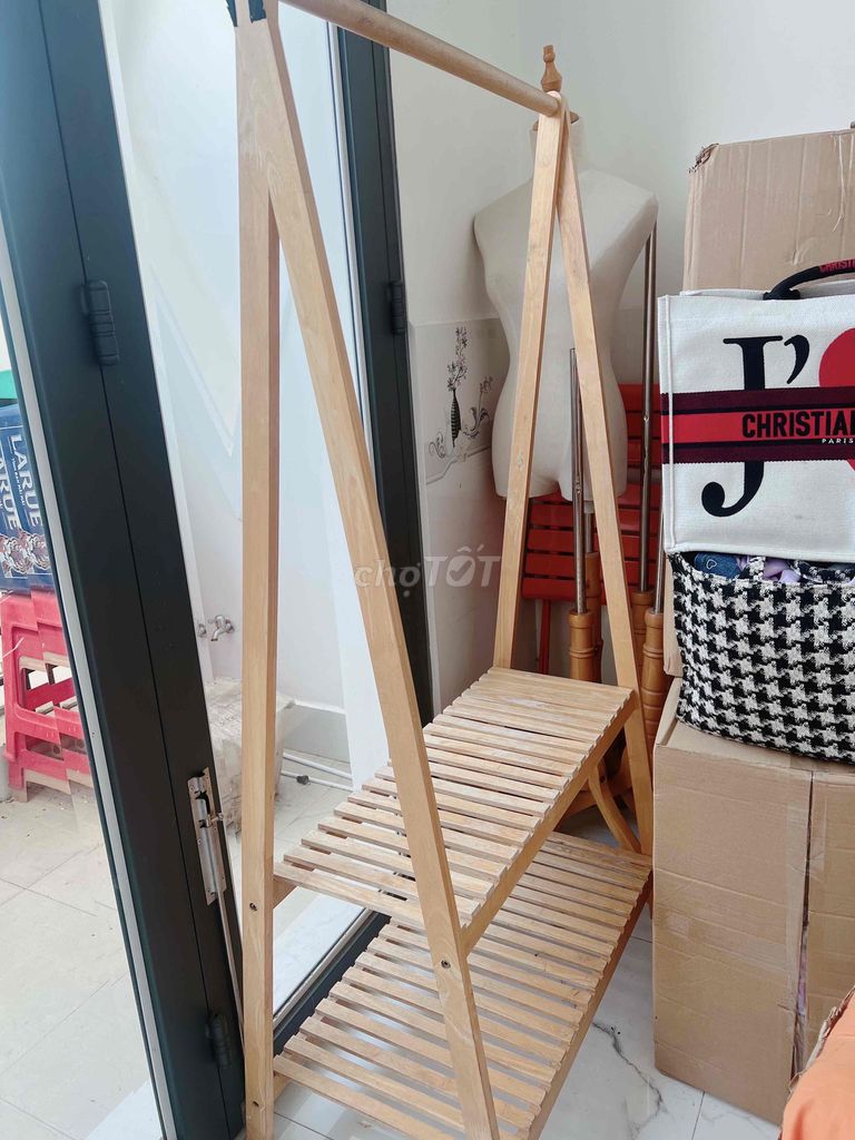 Kệ treo quần áo gỗ nâu 1m5x77cm. Mua bán Tủ, kệ gia đình tại Thành phố Long Xuyên An Giang được đăng bởi shop Diamond Store  hình 1