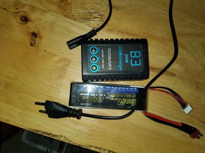 Pin lipo kèm sạc 11,1v mới 99%. Mua bán Linh kiện (RAM, Card...) tại Thành phố Buôn Ma Thuột Đắk Lắk được đăng bởi Phạm Thành Công
