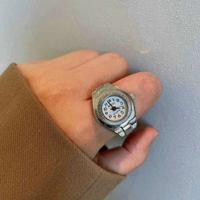 Đồng hồ quartz hình nhẫn