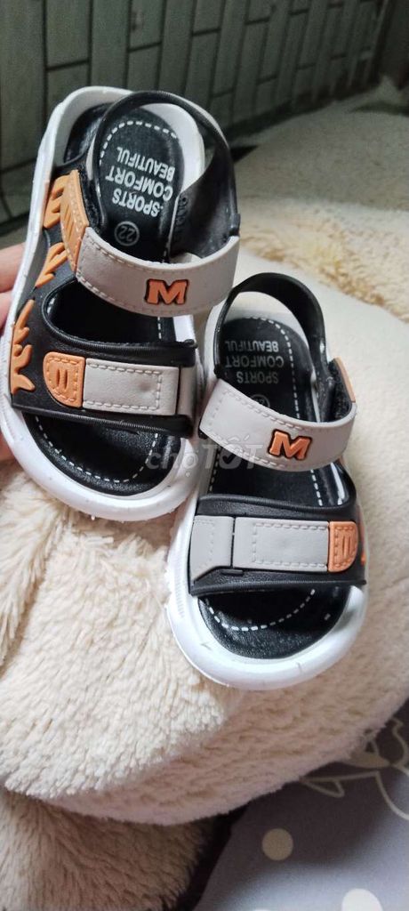 Dép sandal bé trai size 22 Đen cam trắng. Mua bán Mẹ và bé tại Huyện Tháp Mười Đồng Tháp được đăng bởi Thảo  hình 1