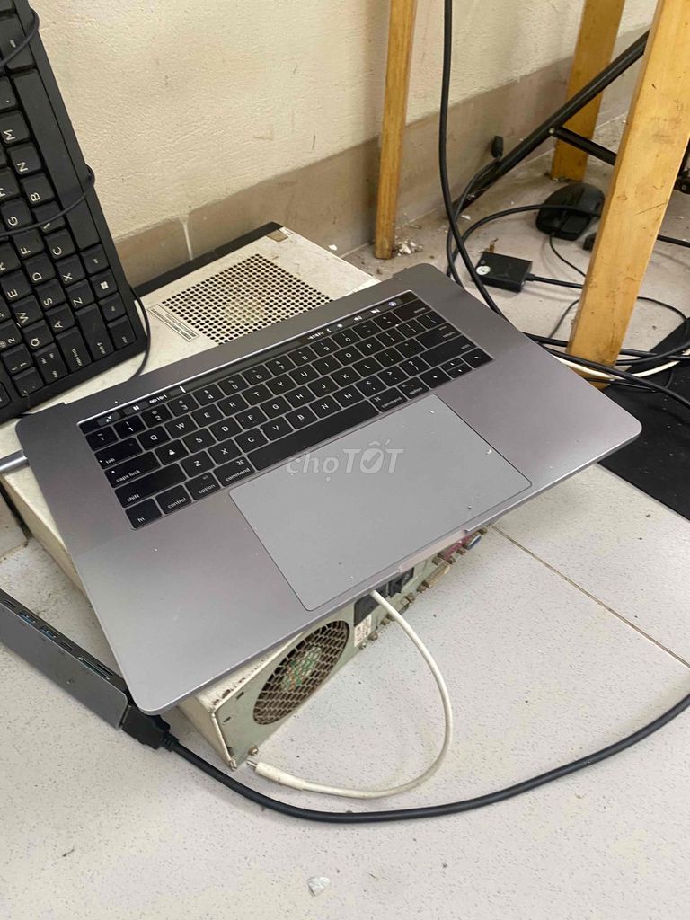 Bệ MacBook Pro A1707 i7 16GB/512GB 15 inch Xám. Mua bán Máy tính để bàn tại Quận Hoàng Mai Hà Nội được đăng bởi Mac98 hình 1