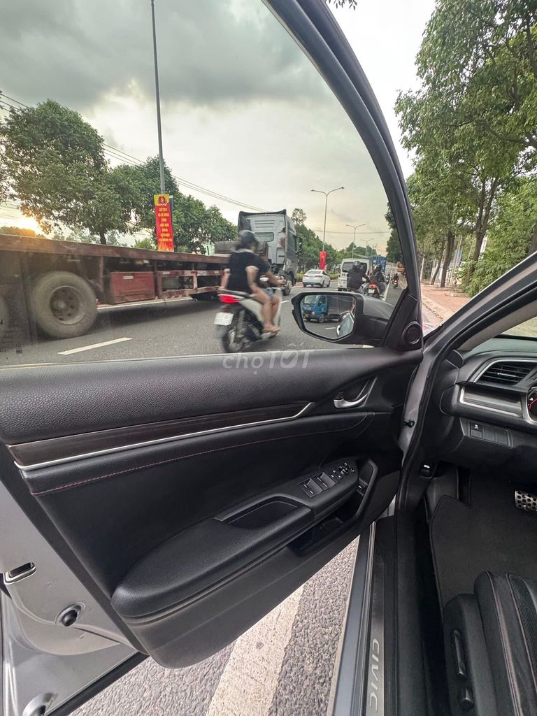 Honda Civic 2020 RS - 32000 km. Mua bán Ô tô tại Thành phố Thủ Dầu Một Bình Dương được đăng bởi Nguyễn thanh hình 6