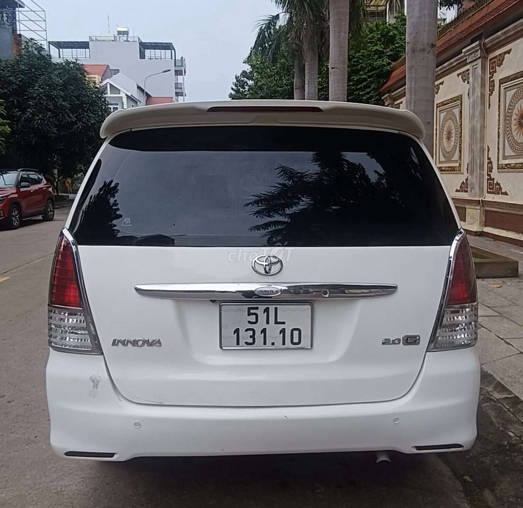 Toyota Innova 2.0 MT G 2011 белый 8 мест