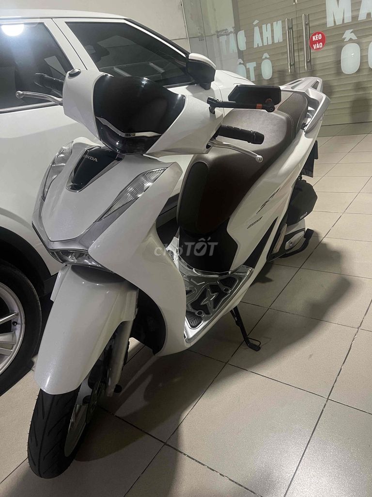 Honda SH 160i ABS màu trắng cao cấp đẹp như mới. Mua bán Xe máy tại Thành phố Biên Hòa Đồng Nai được đăng bởi Nguyenhung hình 4