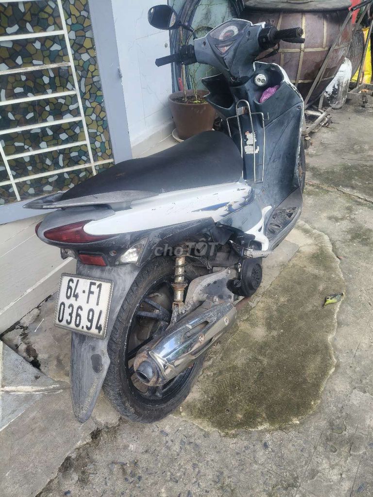 Белый скутер Suzuki