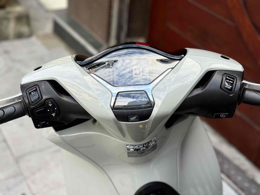 Honda SH 160 ABS 2023 Trắng 8000km. Mua bán Xe máy tại Quận Cầu Giấy Hà Nội được đăng bởi Tuấn Việt Motor hình 4