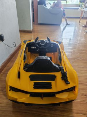 Xe ô tô điện trẻ em màu vàng - 134793081