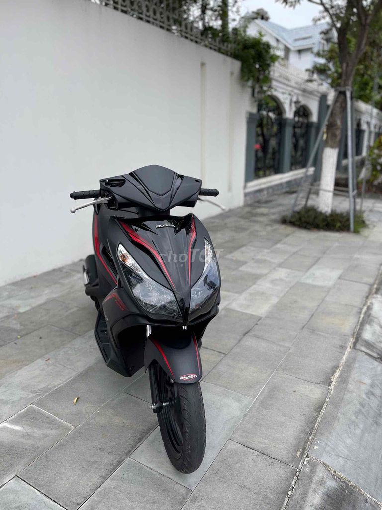 Черный красный скутер Honda Air Blade