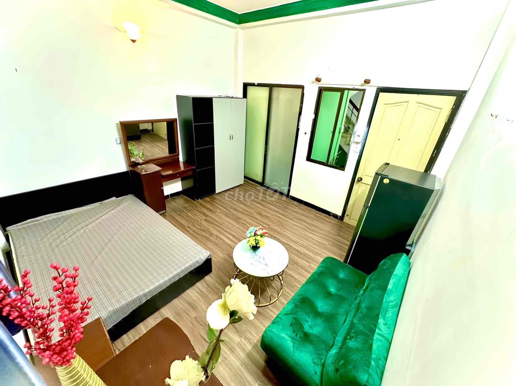 Phòng cửa sổ lớn 25m2 lầu1, mặt tiền, bếp ngăn riêng,cv Hoàng văn Thụ