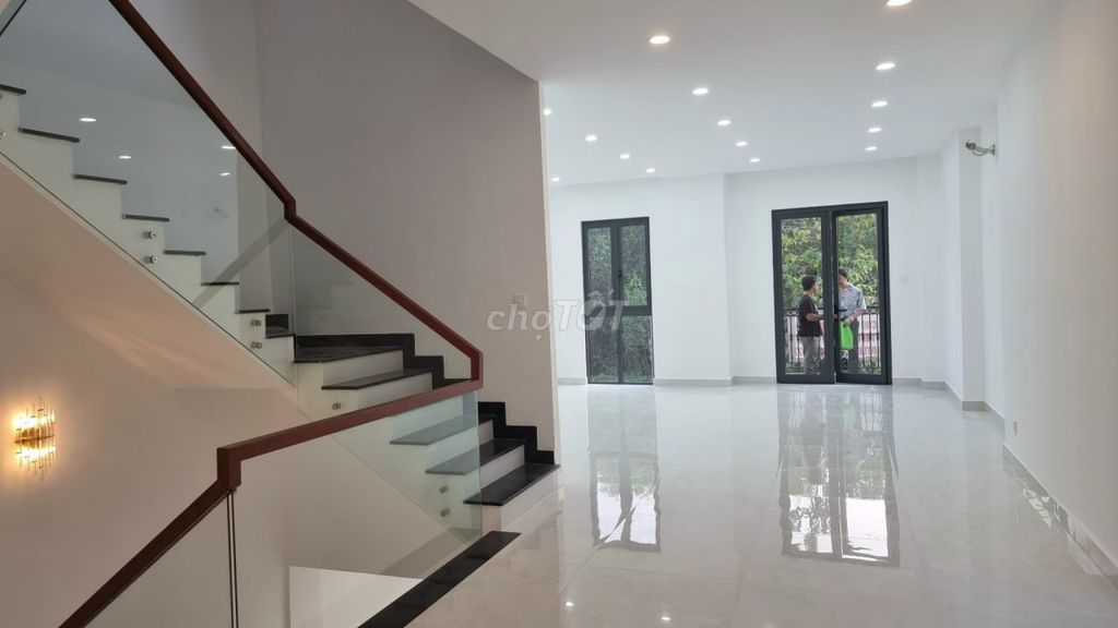 Biệt thự siêu to lớn cho thuê giá chỉ bằng căn nhà phố - Nguyễn Hưng