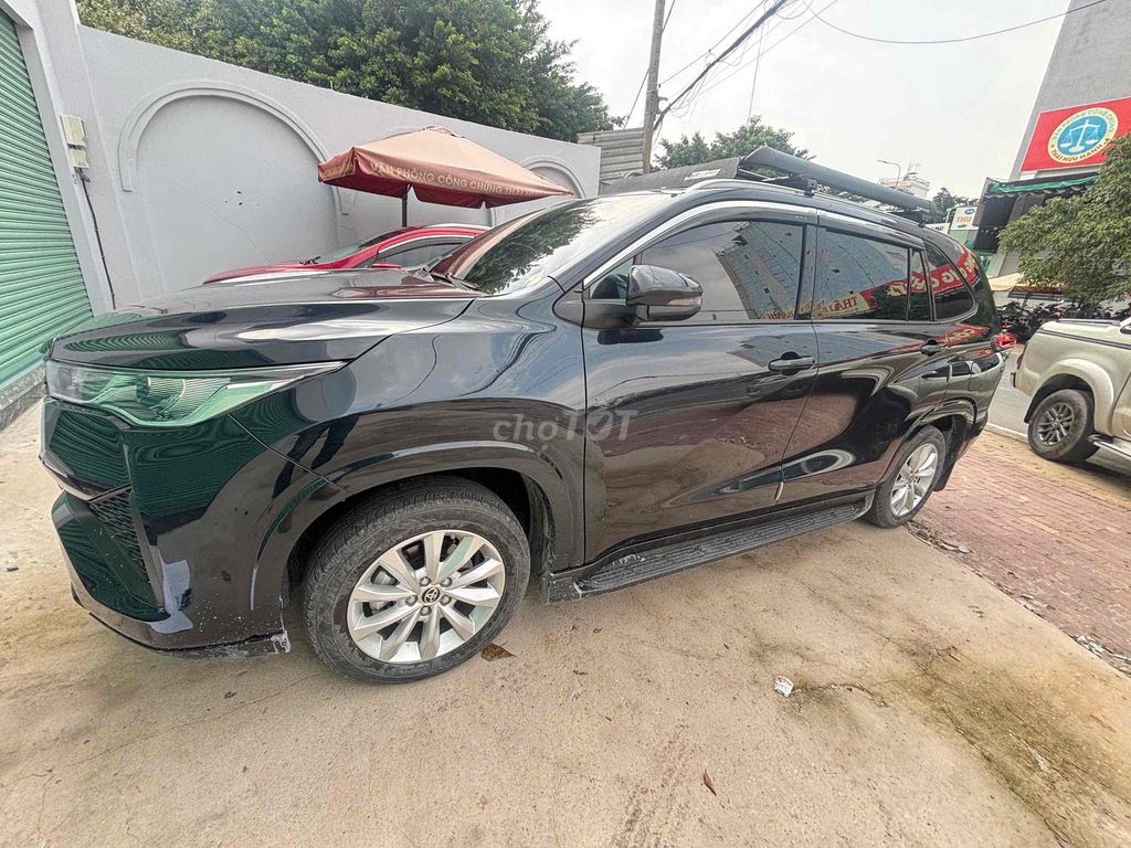 Toyota Innova Cross 2.0V 2024 Xanh Đen 24.700 km