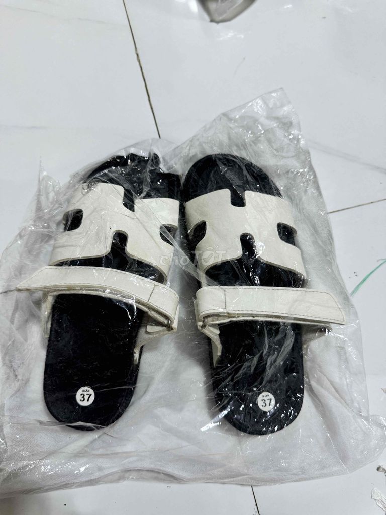 Dép lê nữ Đen trắng size 37. Mua bán Giày dép tại Huyện Cái Bè Tiền Giang được đăng bởi Nguyễn Thị K.Duyên hình 1