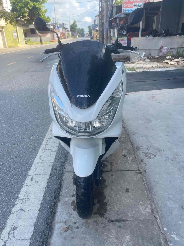 Белый скутер Honda PCX