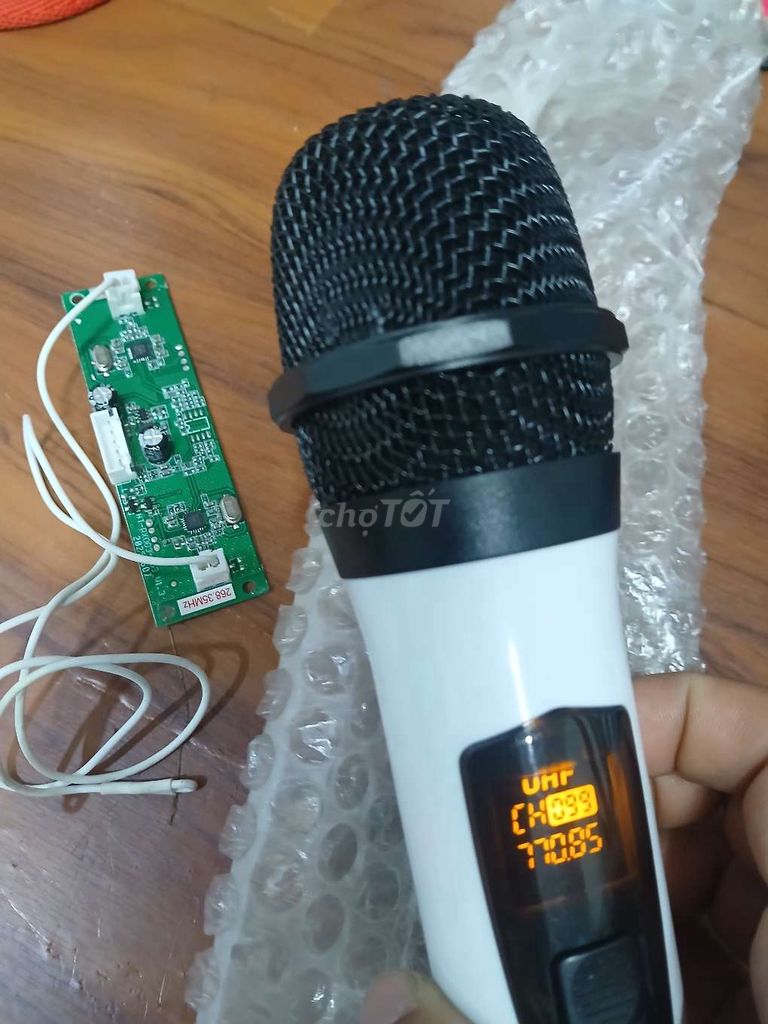 Micro không dây UHF Trắng Mới. Mua bán Tivi, Âm thanh tại Quận Tân Bình Tp Hồ Chí Minh được đăng bởi Đồ cũ giá rẻ hình 1