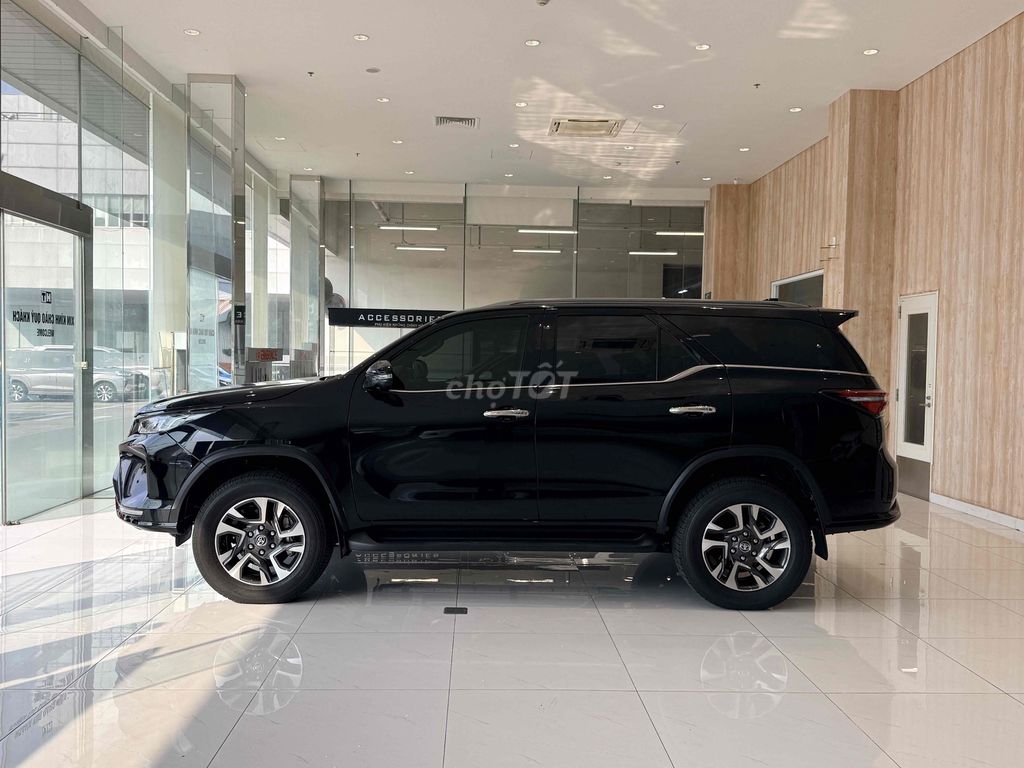 2-осный специальный бензин Toyota Fortuner Legender 2025