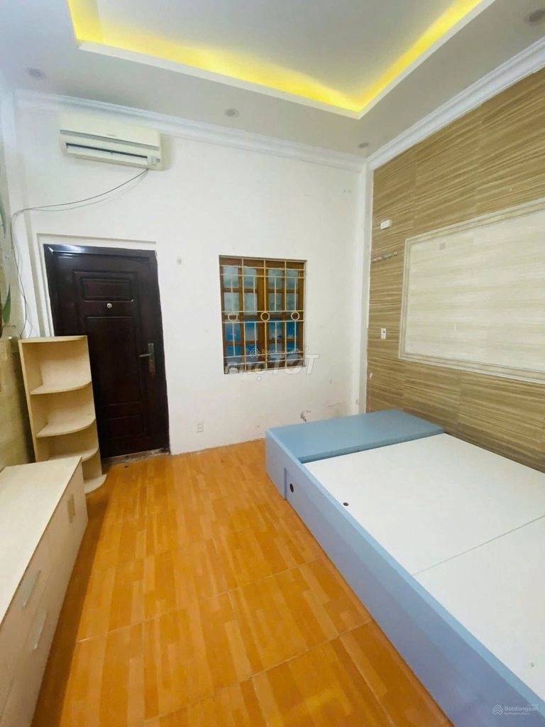 Дом в аренду в Хоанг Куок Вьет, Кау Гиай, 30 м2 x 3 этажа